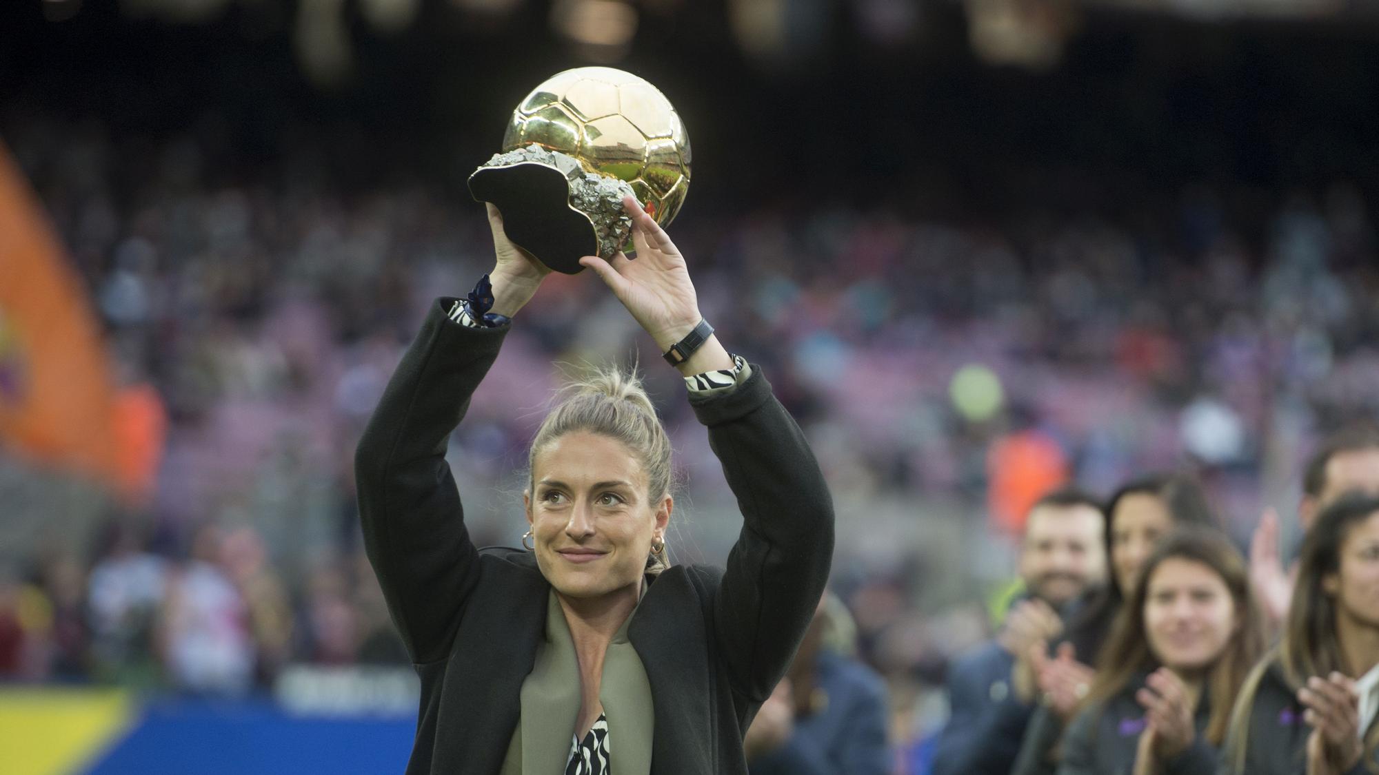 Alexia Putellas exhibiendo el balón de oro en el Camp Nou