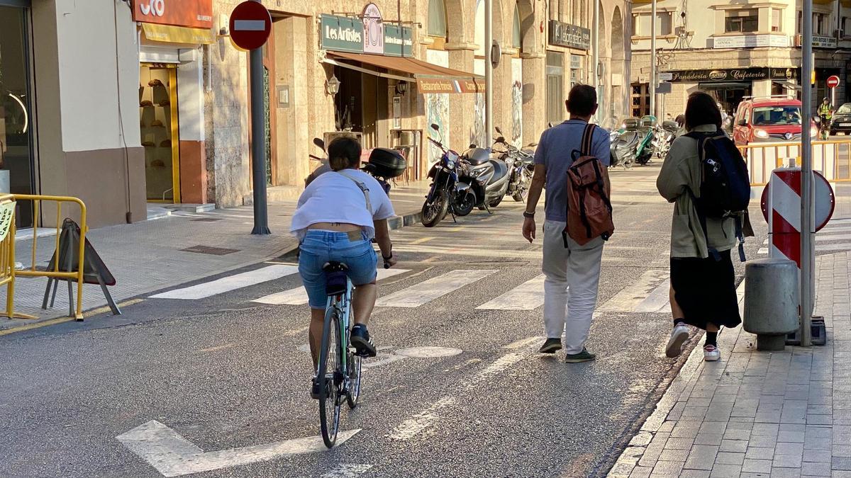 FOTOS: Caos de bicicletas y patinetes en dirección contraria en Palma por el corte del carril bici de Comtat del Rosselló