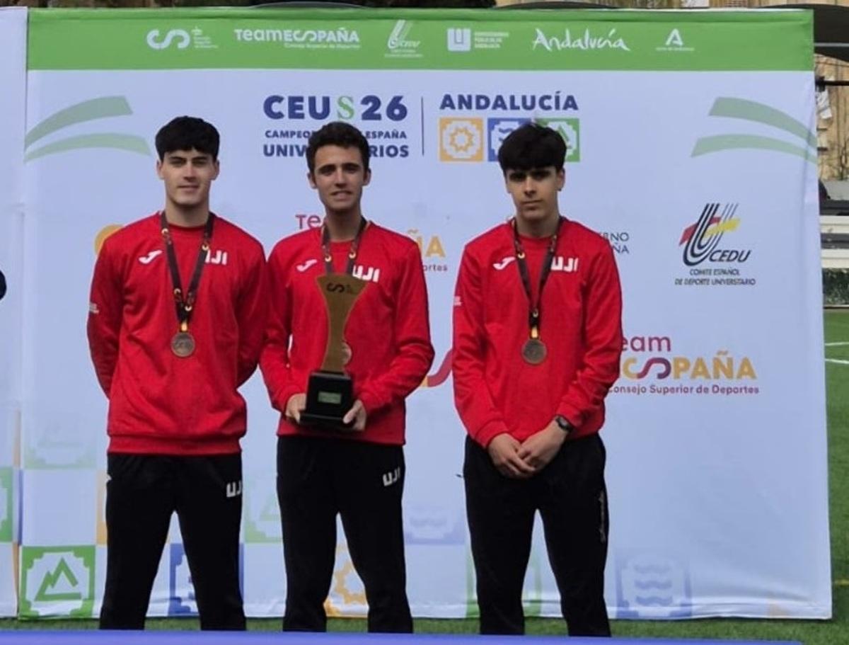 Dídac Marzà y los atletas también de la UJI Castellón, con el trofeo nacional