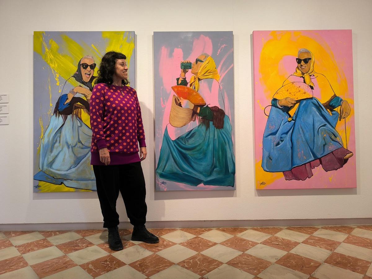 Aïda Miró junto a tres de sus obras de gran formato