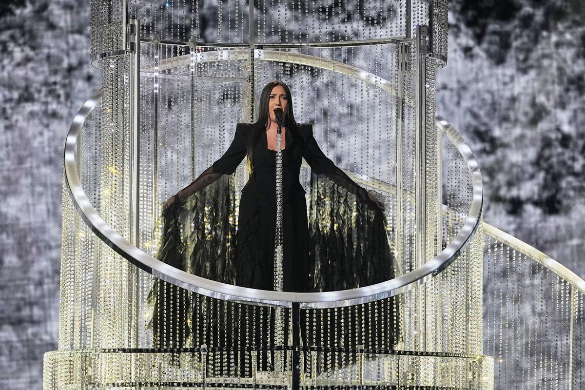 Yuval Raphael de Israel interpreta la canción «New Day Will Rise» durante la Gran Final del 69º Festival de Eurovisión, en Basilea, Suiza.