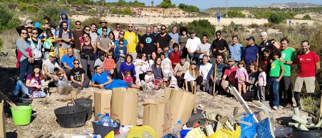 Una de las actividades de limpieza de un entorno natural por parte de ArbaElx y más voluntarios.  | INFORMACIÓN