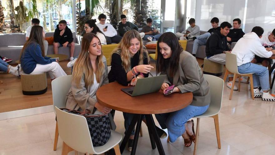 Estudiantes de la UIE, en las instalaciones del campus coruñés.   | // VÍCTOR ECHAVE