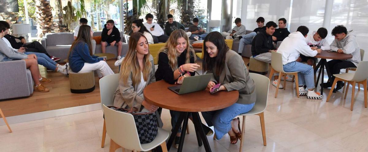 Estudiantes de la UIE, en las instalaciones del campus coruñés. | // VÍCTOR ECHAVE