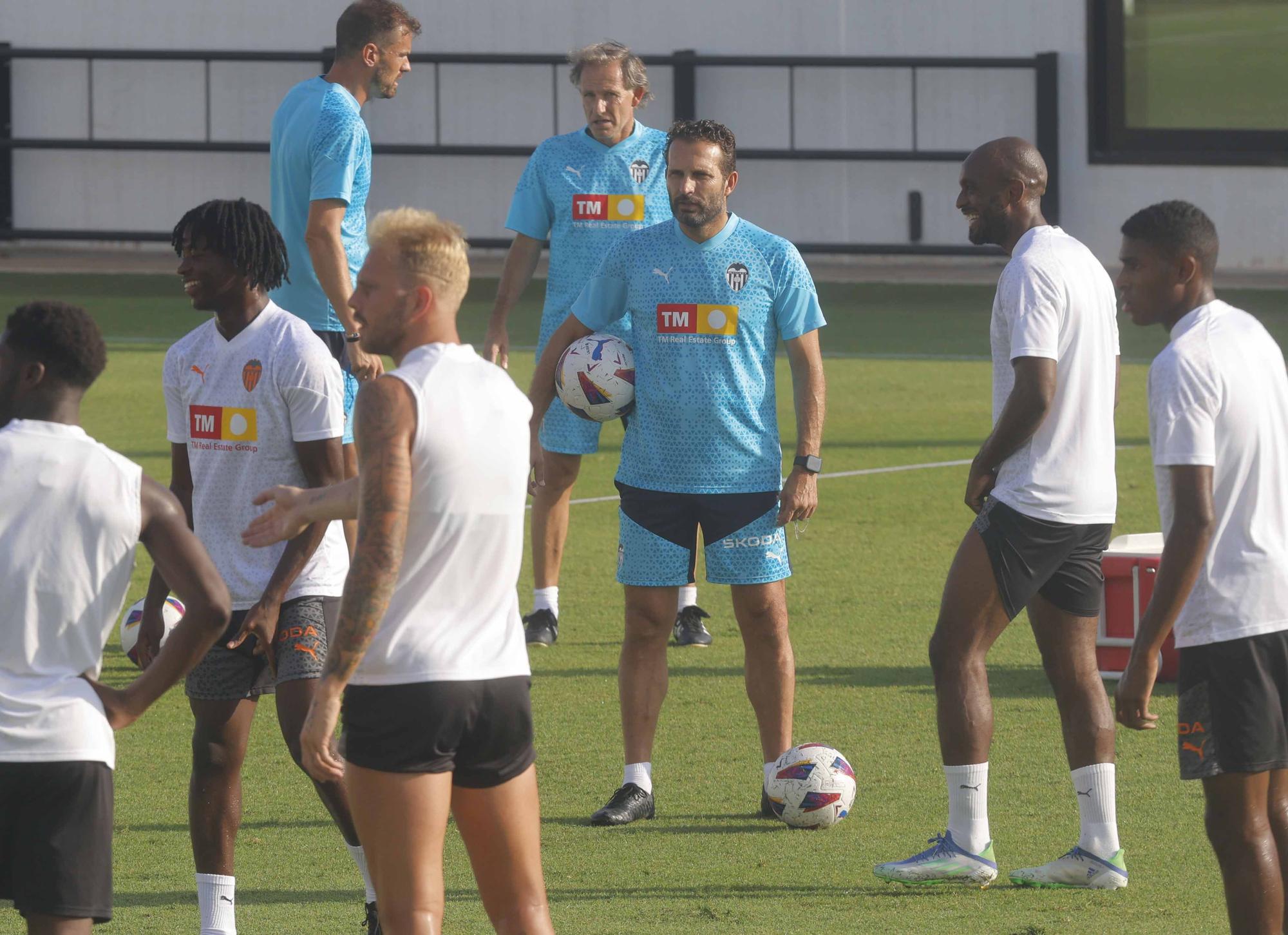 Primer entrenamiento del Valencia abierto a medios de comunicación