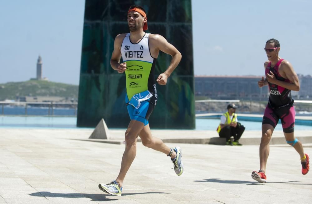 Más de 300 deportistas en el X Triatlón de Riazor