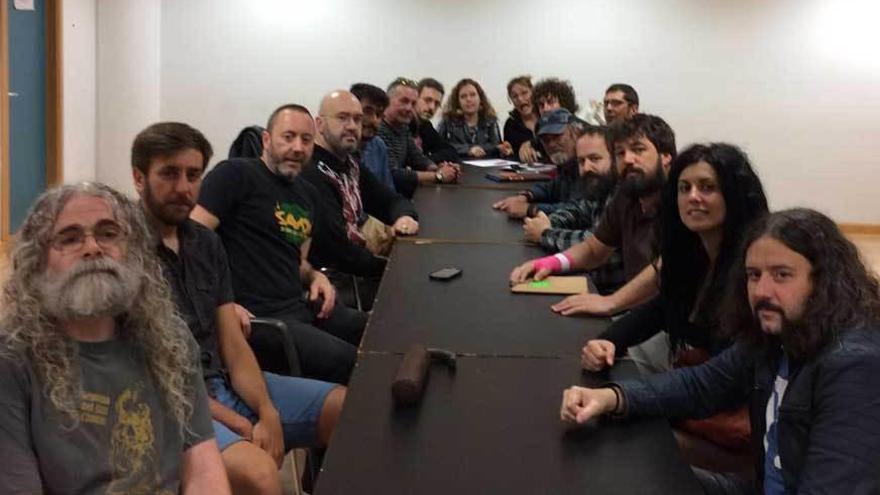 La reunión que mantuvieron ayer los integrantes de la Asociación de Músicos y Músicas d&#039;Uviéu.