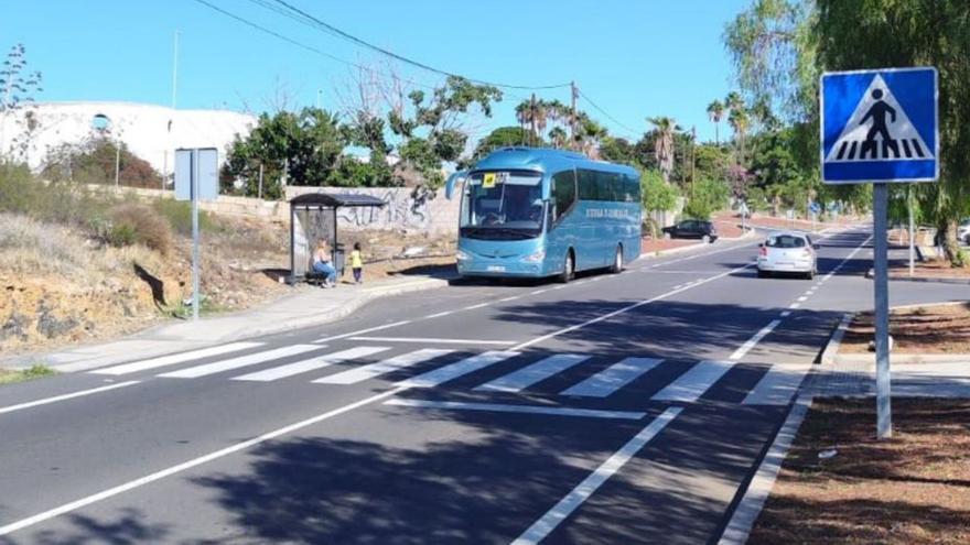 Paso de peatones en la carretera entre Las Chafiras y Los Cristianos.