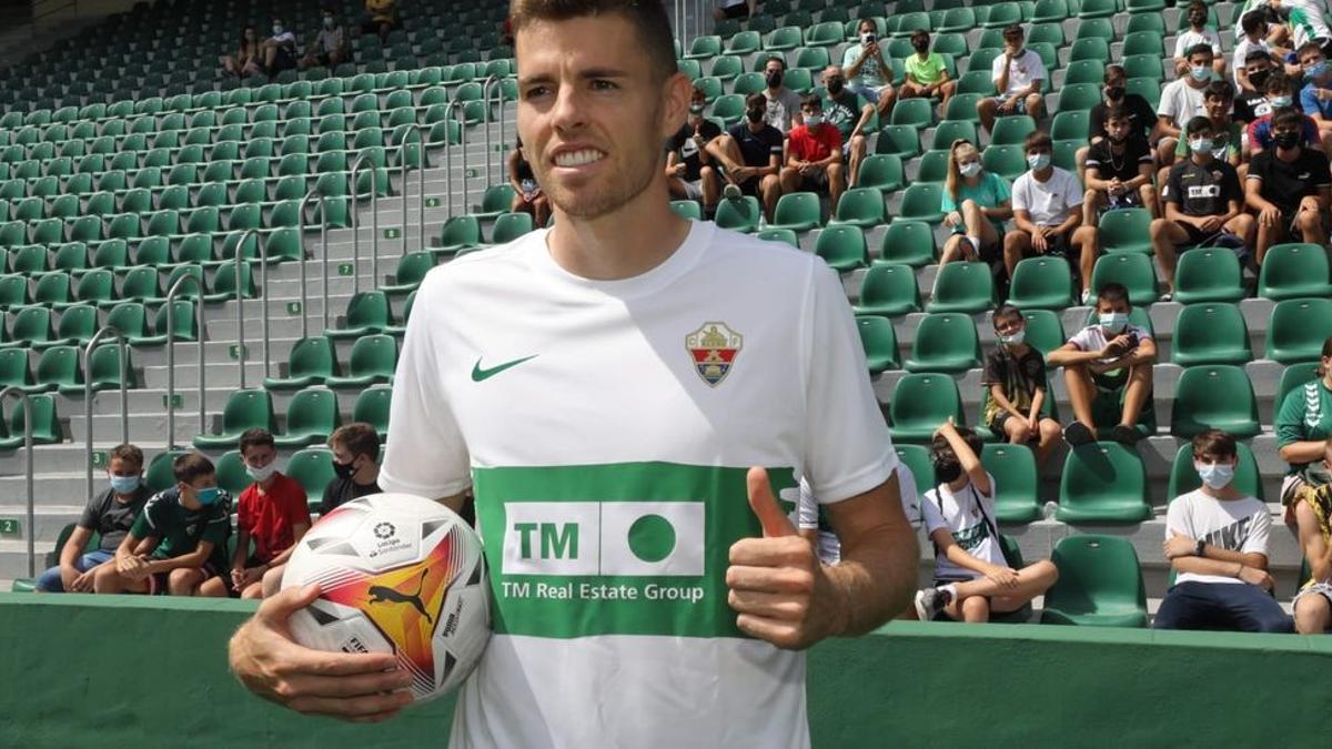 Gumbau posando con la camiseta del Elche