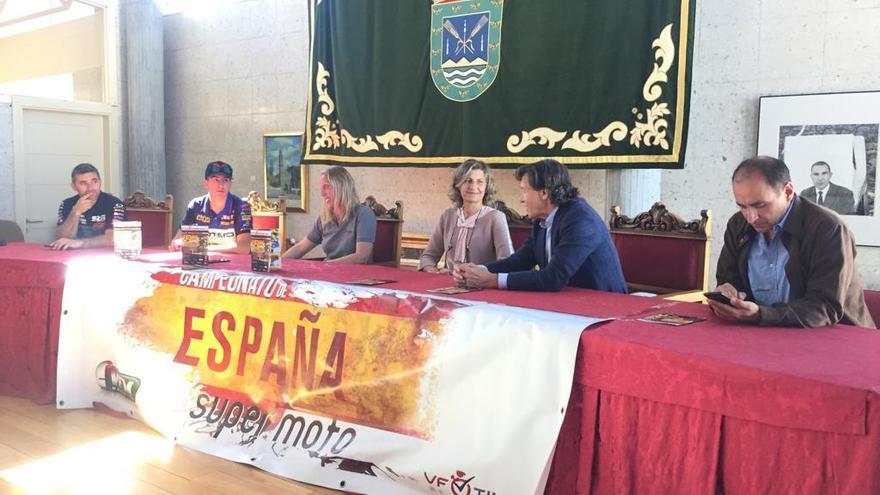 Un instante de la presentación de la tercera prueba del Campeonato de España de Supermoto, esta mañana, en Forcarei.
