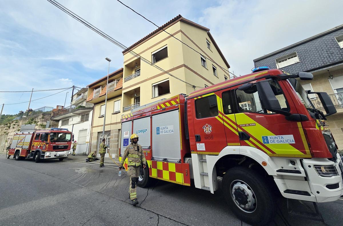 Rescatada a través de su balcón por un incendio en una casa en Chapela que calcinó el garaje