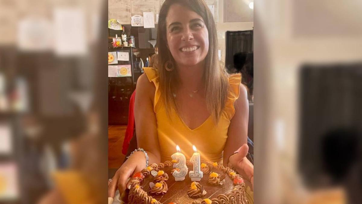 Sandra, celebrando su 31 cumpleaños, en una foto compartida por la familia.