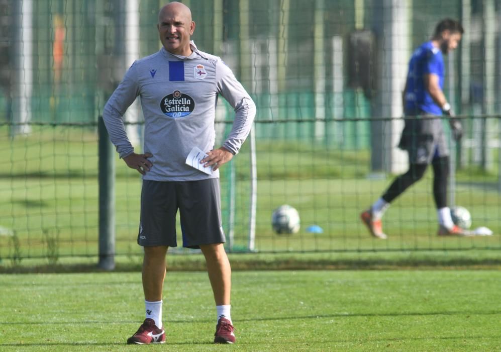 El nuevo técnico blanquiazul llega a A Coruña decidido a sacar al equipo coruñés de donde está -antepenúltimo en su categoría- y lograr el objetivo de estar entre los seis primeros clasificados.