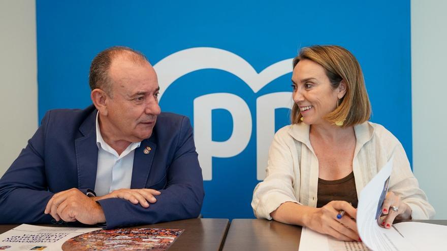 La secretaria general del PP, Cuca Gamarra, y el presidente de la RFEC, Manuel Gallardo, en la firma del 'Compromiso Político con la Actividad Cinegética 2023-27' que promueven los cazadores.