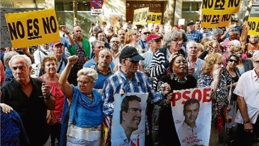 Els partidaris de Pedro Sánchez es van concentrar a l&#039;exterior de la seu del PSOE al carrer Ferraz.