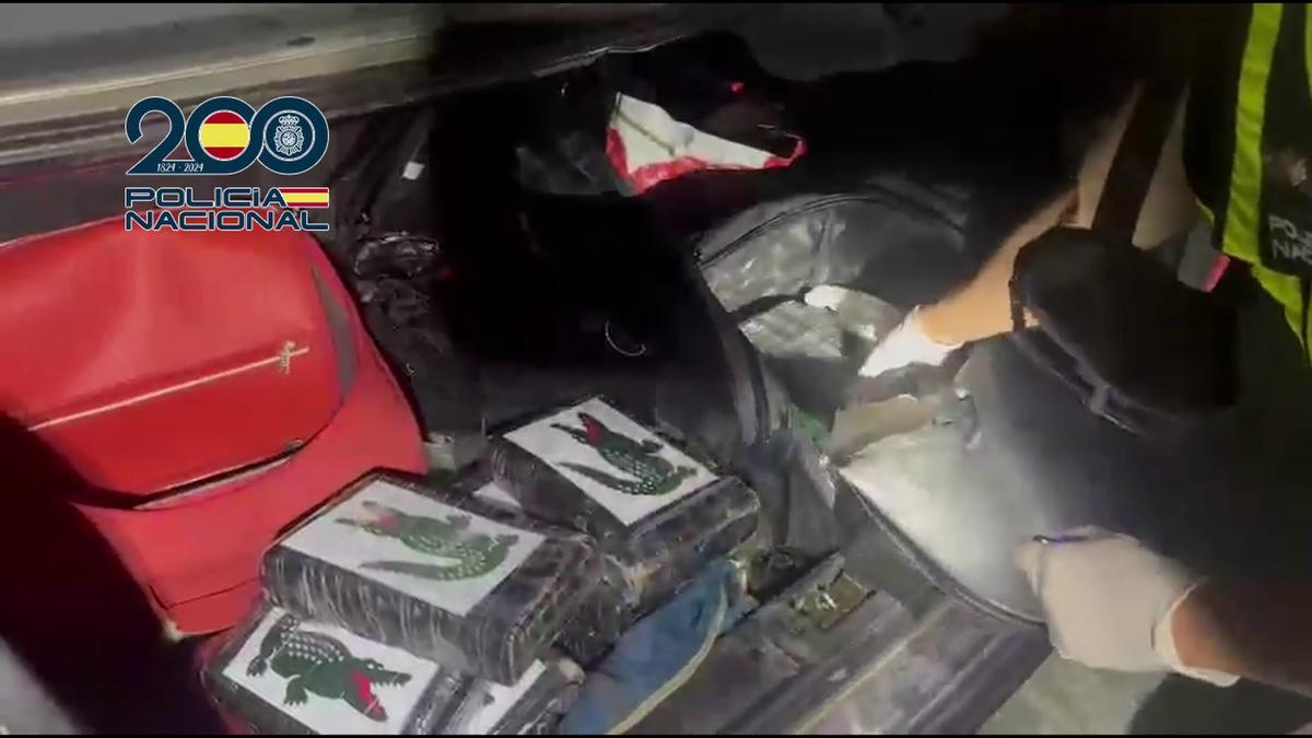 El sospechoso escondía la cocaína en el maletero de un coche en desuso