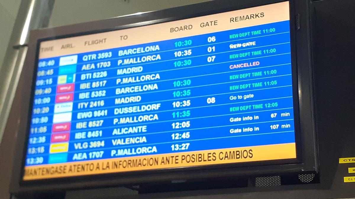 Las pantallas informativas muestran los vuelos retrasados y cancelados.