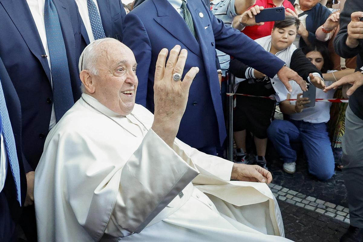 El Papa Francisco recibe el alta del Hospital Gemelli de Roma tras una reciente operación abdominal.