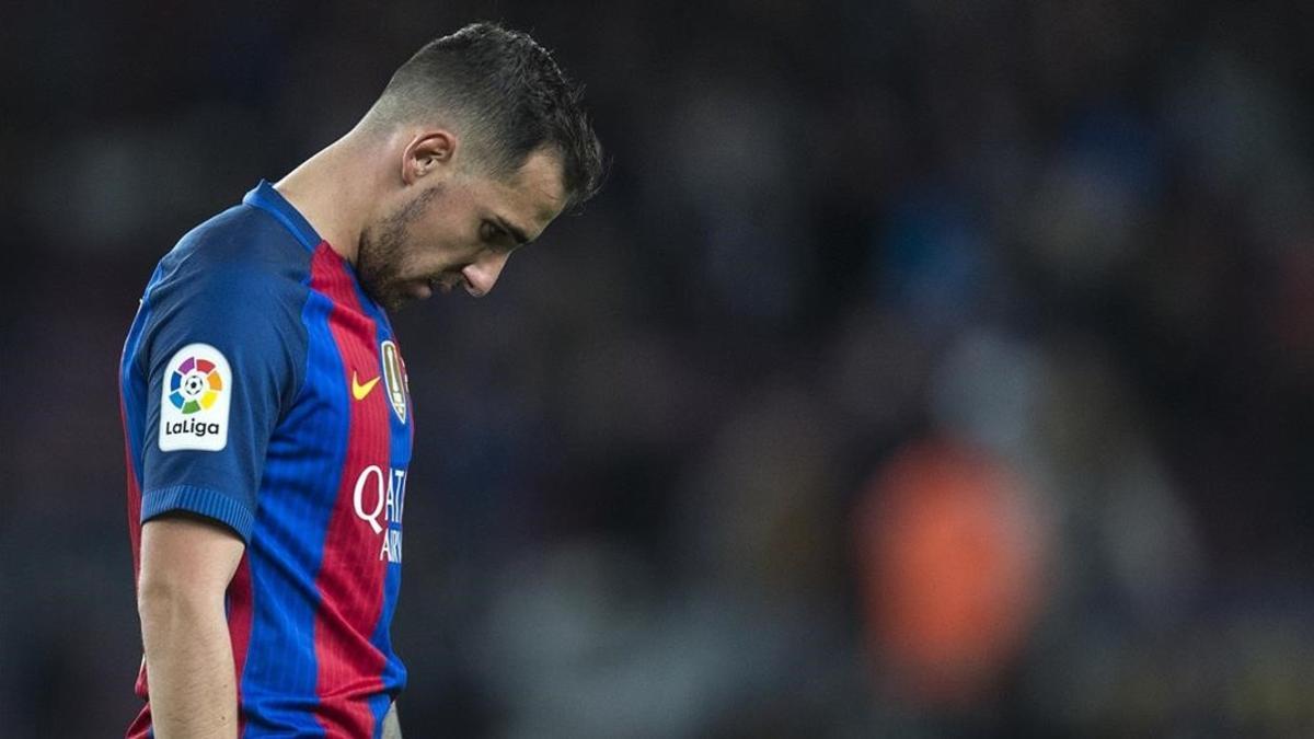 Alcácer abandona decepcionado el Camp Nou tras el 0-0 ante el Málaga.