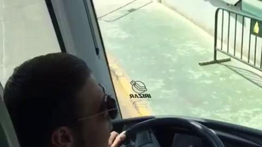 Joaquín conduciendo el autobús del Betis