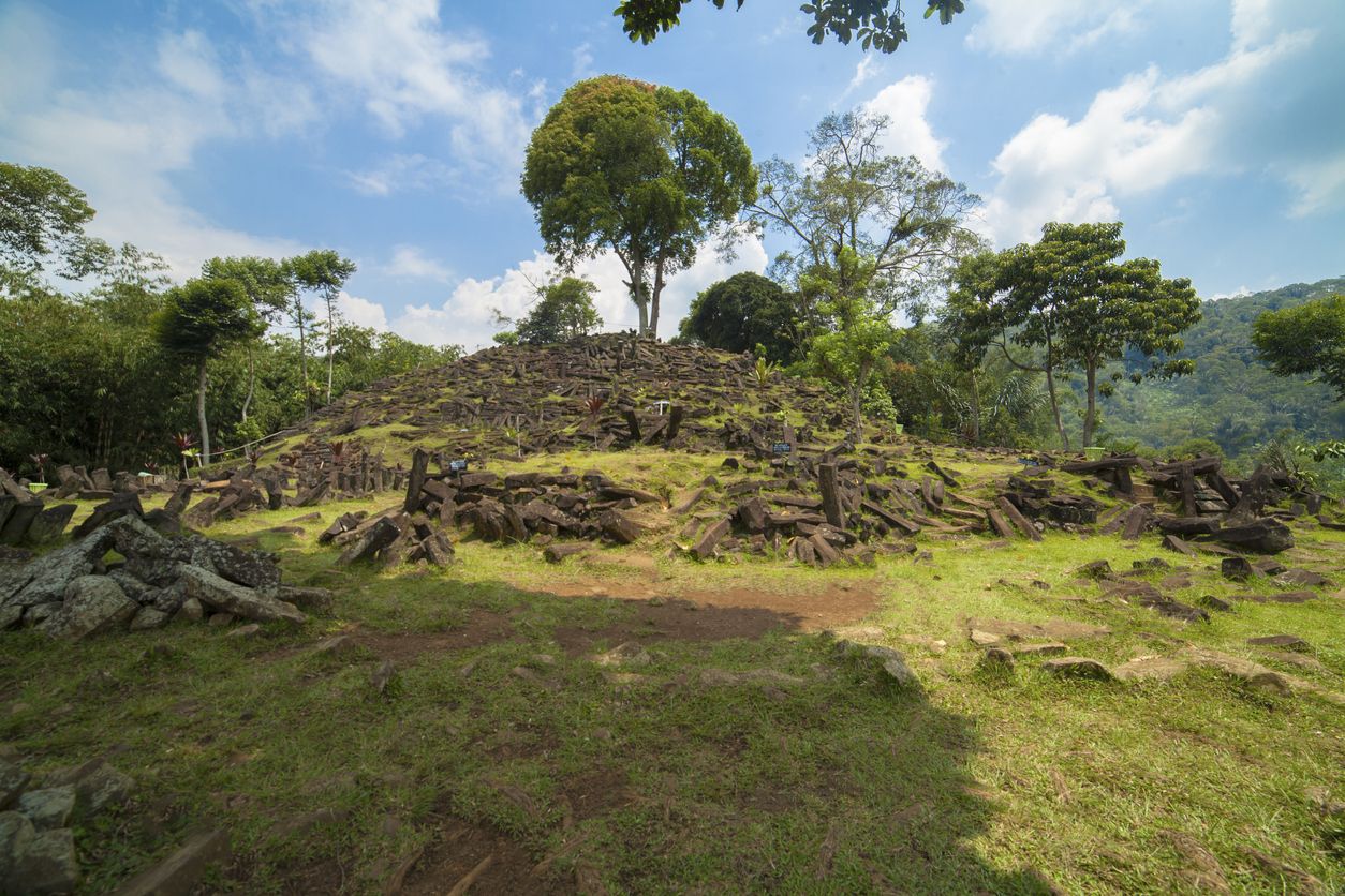 Esta pirámide de Indonesia es mucho más antigua que las populares egipcias