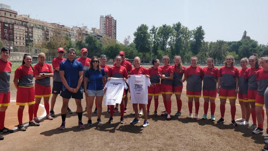 Los representantes FER visitaron a la selección de sofbol.