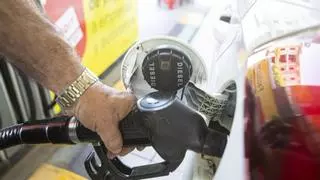 Aviso para los conductores alicantinos: el diésel ya supera los dos euros en 60 gasolineras de la provincia a pesar de los descuentos