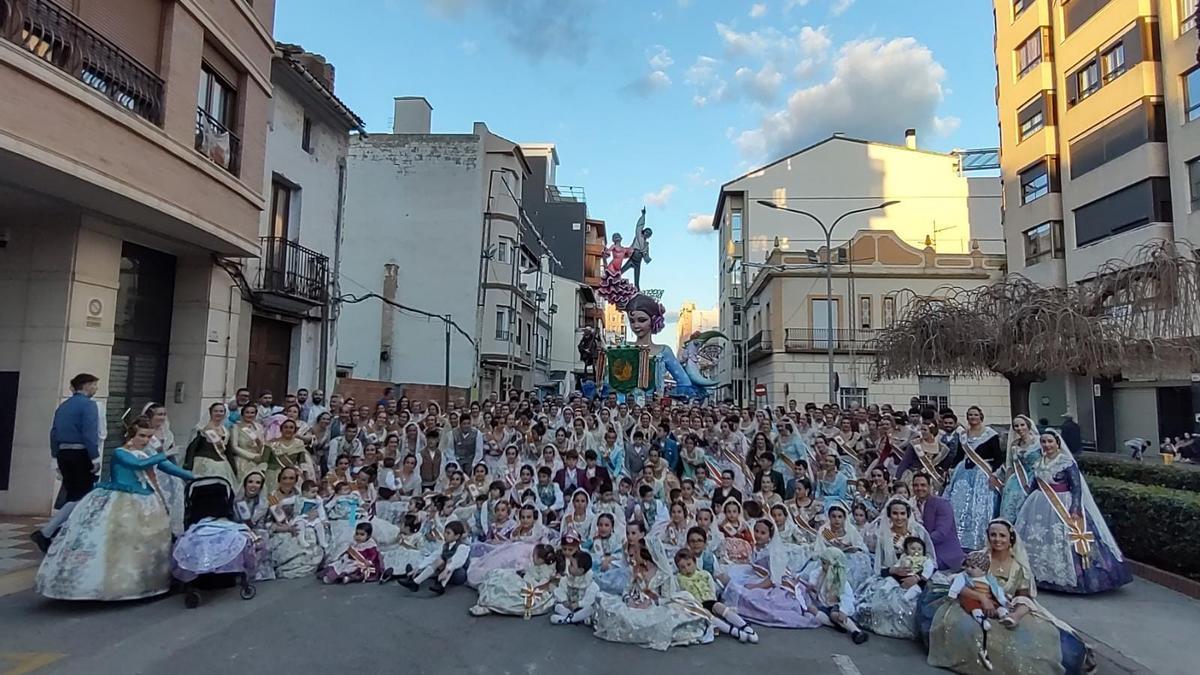 Falleras y falleros de la comisión de la Portal, en las fiestas del pasado año ante el monumento