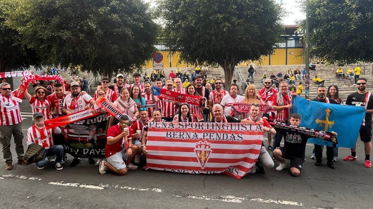 Afición rojiblanca en los anexos del Estadio de Gran Canaria.