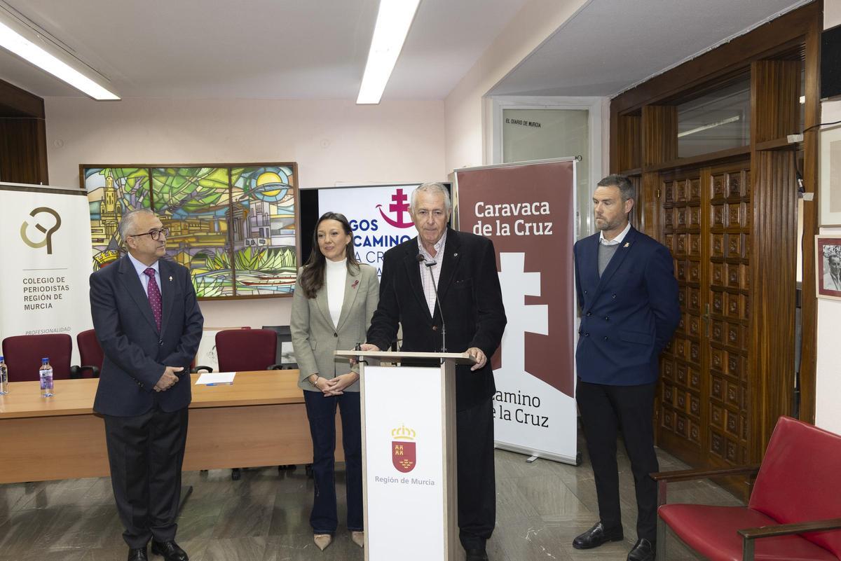 Miguel Massotti, décano del Colegio de Periodistas, junto a la consejera Conesa y el alcalde de Caravaca, José Francisco García
