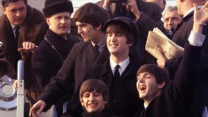 Los Beatles, a su llegada al aeropuerto JFK de Nueva York, en una imagen de Beatles 64