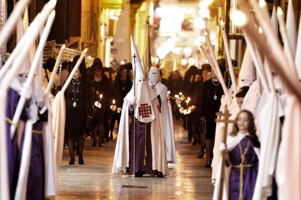 Las procesiones del Viernes Santo emocionan a miles de alicantinos