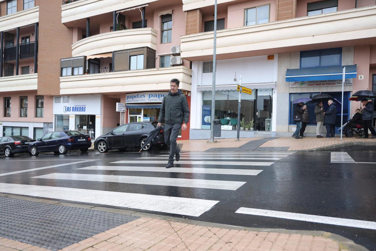 El alcalde de Cáceres supervisa los avances en el paso de peatones de la calle Argentina