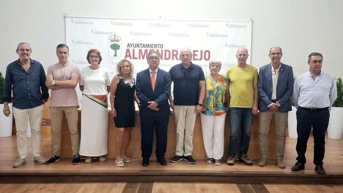 Acto homenaje a los funcionarios jubilados en el ayuntamiento.