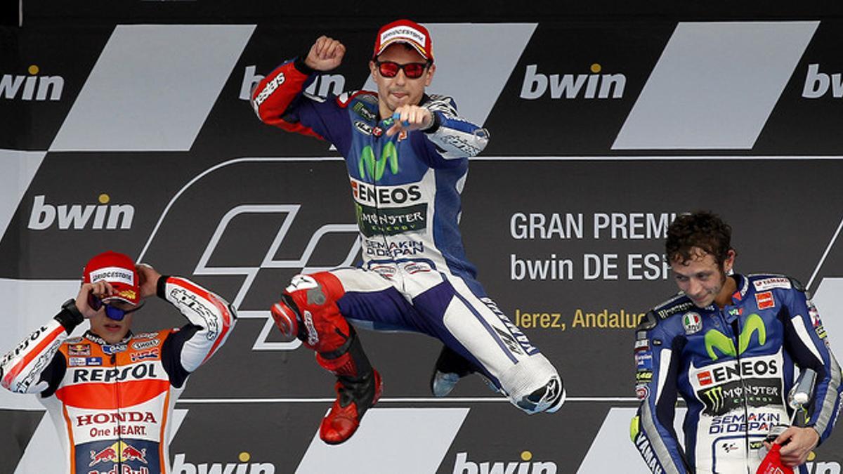 El podio del GP de España de MotoGP: Jorge Lorenzo (centro), eufórico tras ganar la carrera, entre Marc Márquez, segundo, y Andrea Iannone, tercero
