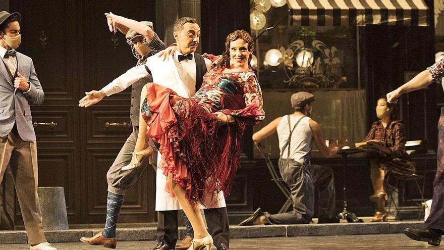 Carmen Romeu, en brazos de Ángel Ruiz, durante el ensayo general de “La del manojo de rosas”