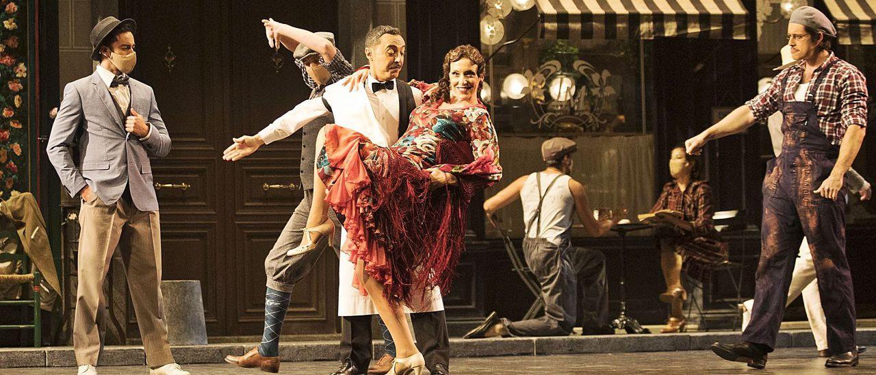 Carmen Romeu, en brazos de Ángel Ruiz, durante el ensayo general de “La del manojo de rosas”.