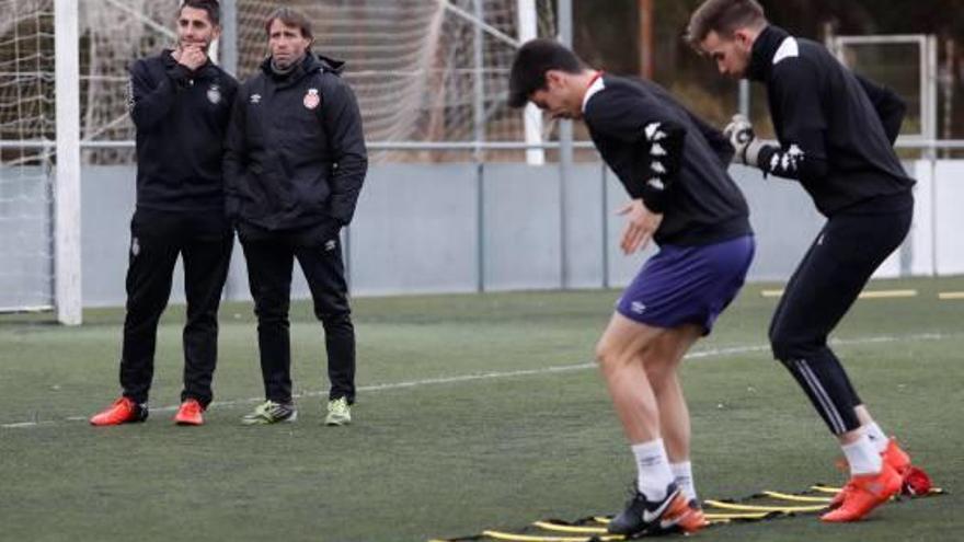 Javi García observa un exercici de l&#039;entrenament del Peralada ahir a Torres de Palau.