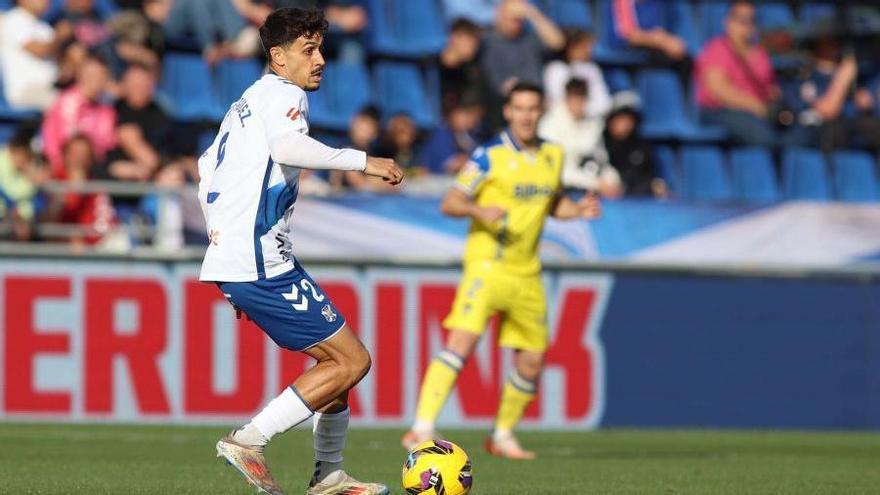 David Rodríguez, con el balón en el duelo frente al Cádiz en el Heliodoro