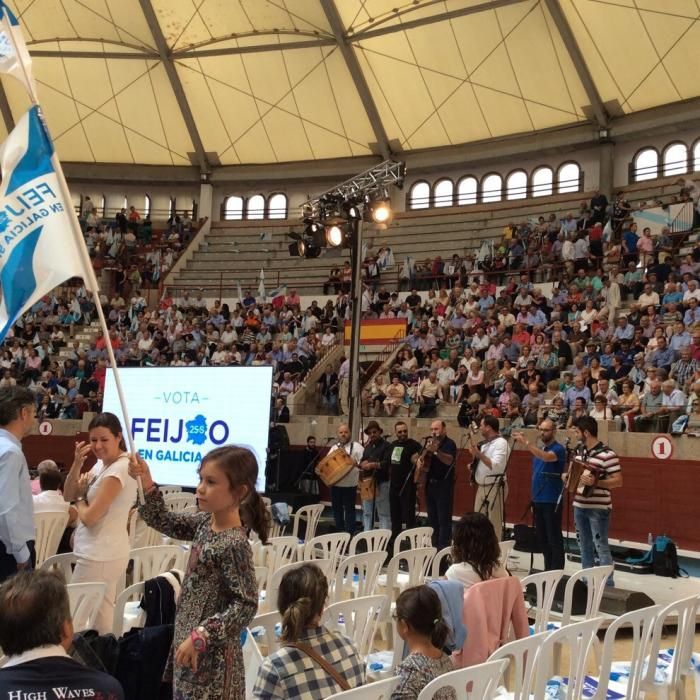 El mitin central de la campaña del PPdeG congrega a cerca de 10.000 personas en la plaza de toros