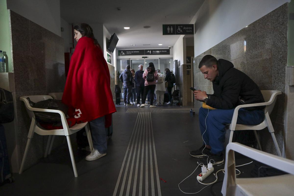 ZAMORA, 29/04/2025.- Los pasajeros del tren que el apagón dejó tirados en Zamora y que han pasado la noche en la estación de Renfe ya están siendo trasladado en autobuses a sus destinos este martes. EFE/Mariam A. Montesinos