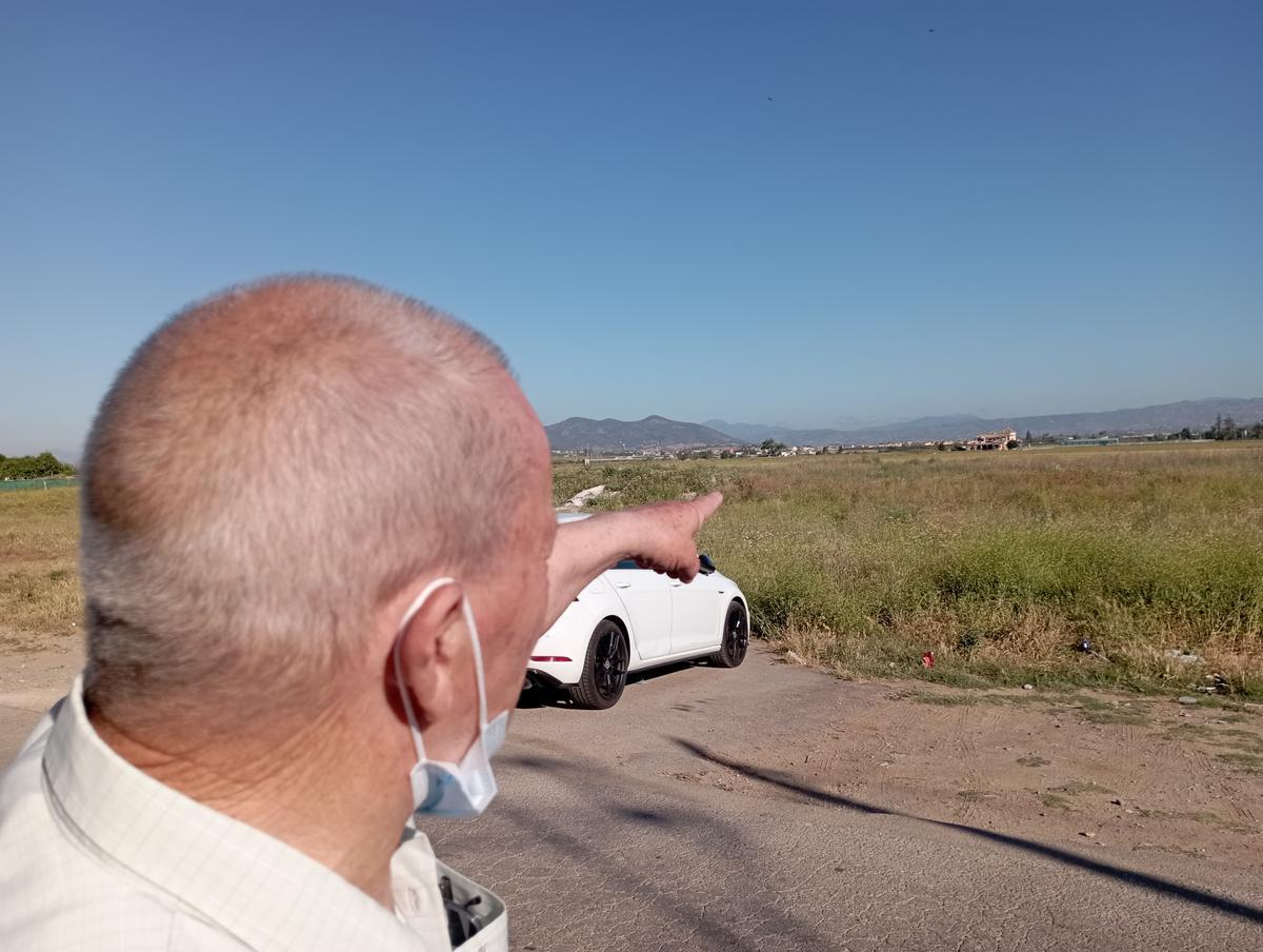 El antiguo campo de alcachofas, a un lado de la calle.