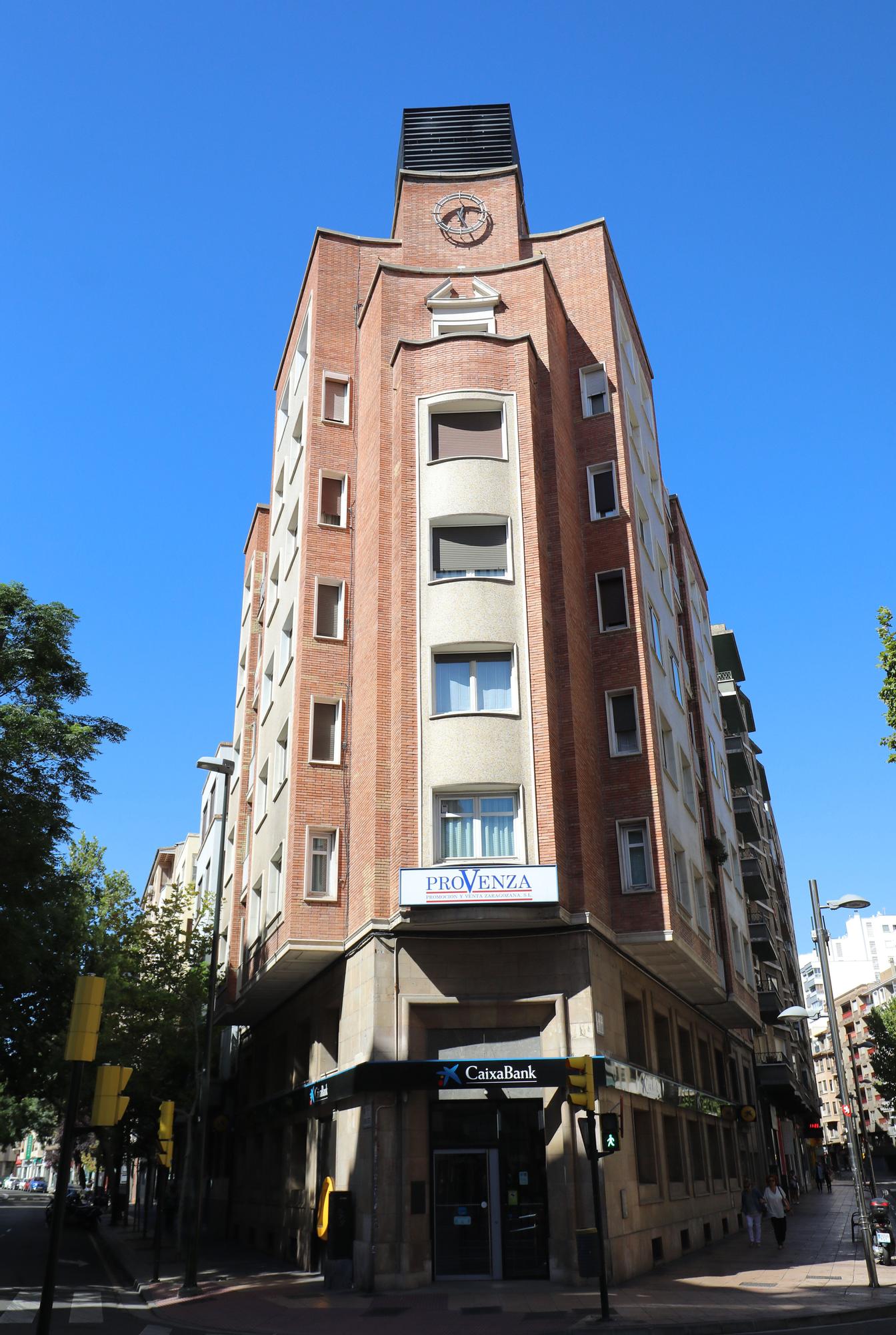 Reloj en el antiguo Banco Zaragozano 3.jpg