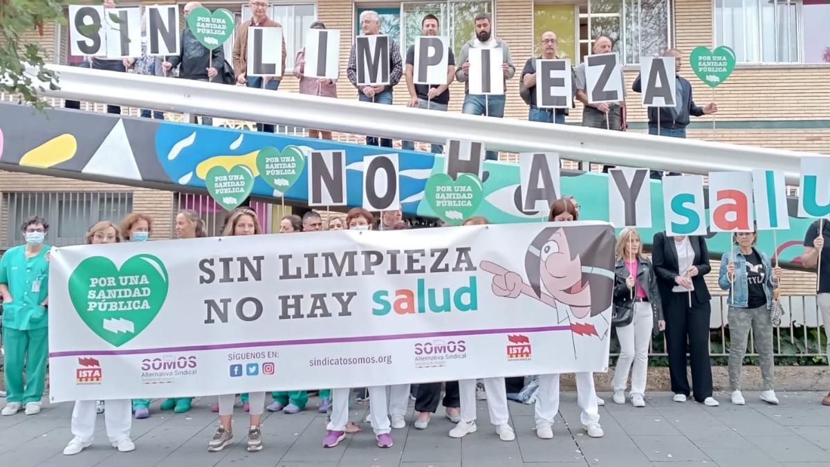 Concentración silenciosa a las puertas del Hospital Materno Infantil de Zaragoza, esta mañana.