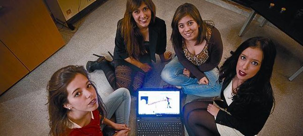 ’Ciberxafarders’Les creadores d’Informer UAB, ahir a Barcelona. ’Ciberxafarders’Les creadores d’Informer UAB, ahir a Barcelona.