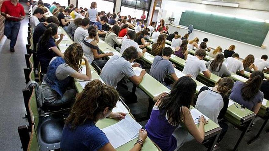 Varios alumnos de un instituto en una de sus clases. / efe