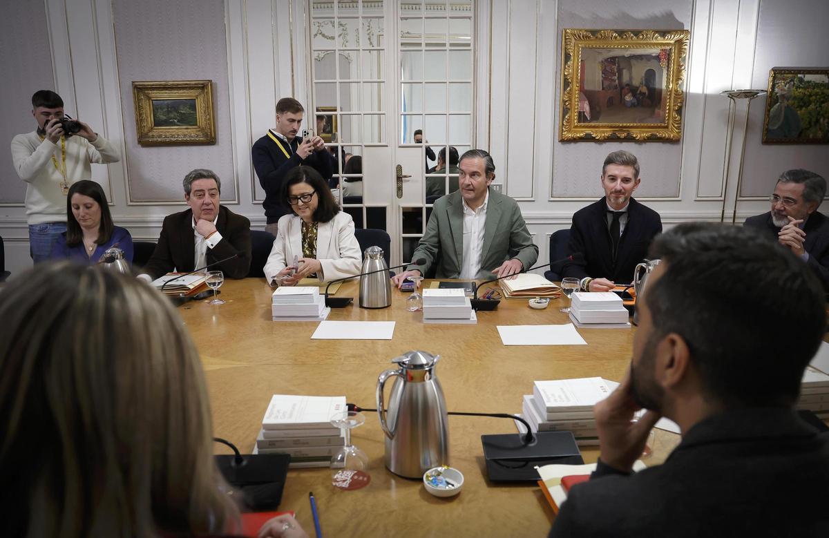 Los portavoces del PPCV con su síndic, Fernando Pastor, en la junta de este jueves en las Corts.