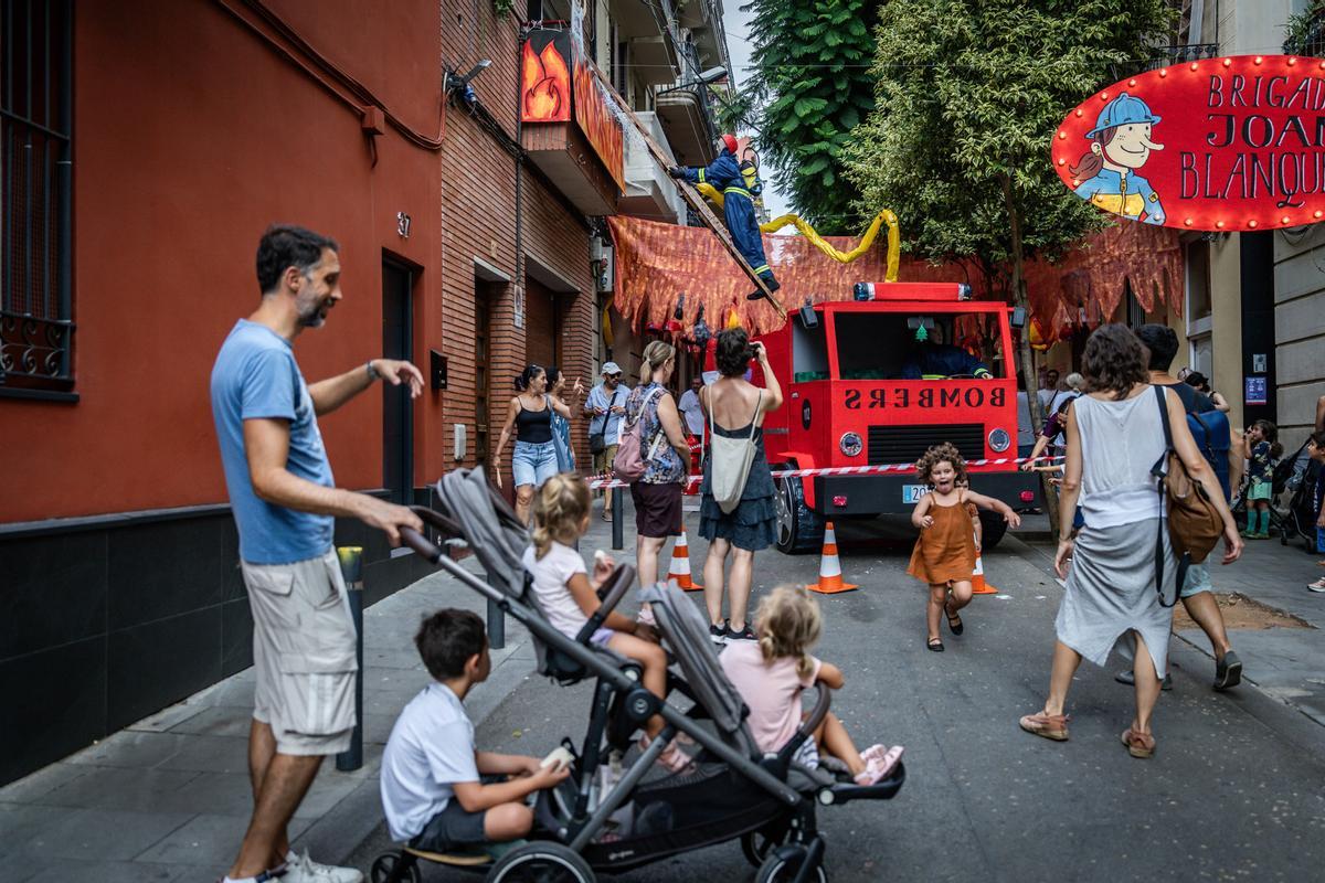 Ambiente en la calle Joan Blanques de Baix,que presenta 'Brigada Joan Blanques'.
