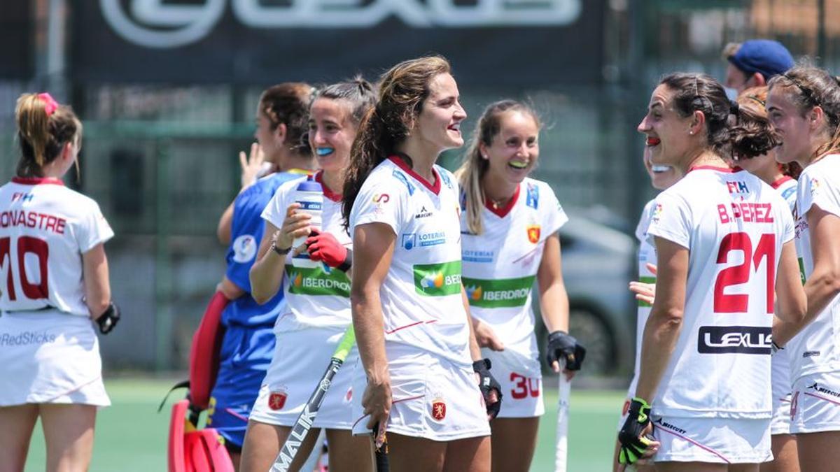 Las jugadoras celebran una victoria de la selección femenina de hockey sobre hierba.