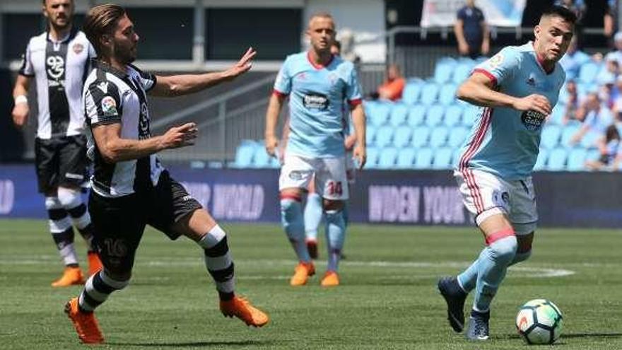 Maxi, durante el partido ante el Levante. // Alba Villar